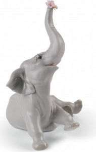 10669052 LLADRO Фигурка Lladro "Слоненок с розовым цветком" 14x12см Фарфор