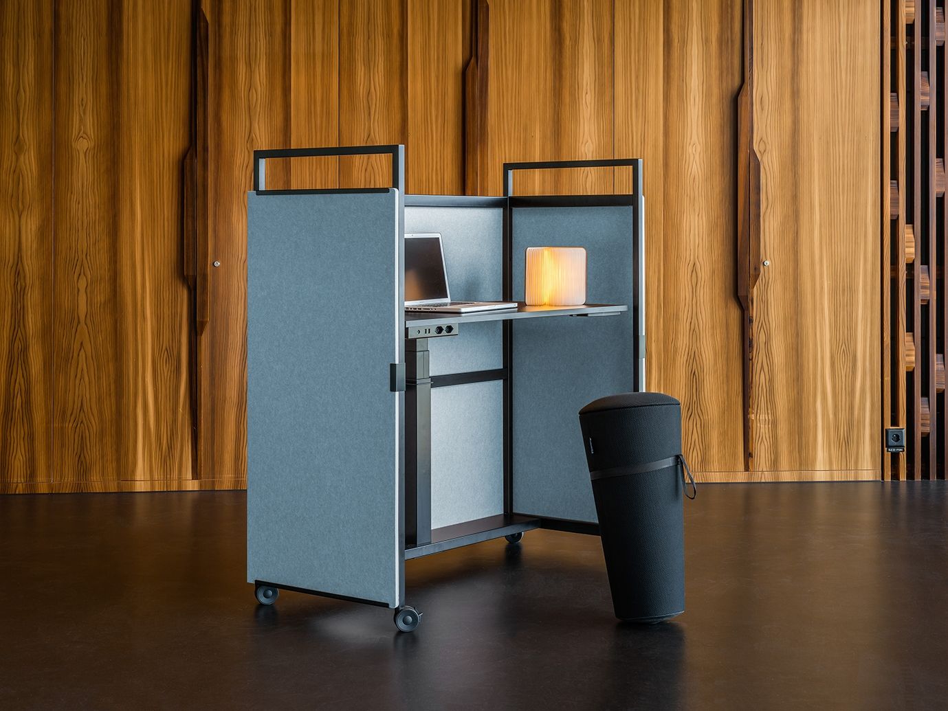 Рециркулированный ПЭТ регулируемая высота стол на колесах с электрической розеткой ECHOJAZZ MCART ARCH-00131553