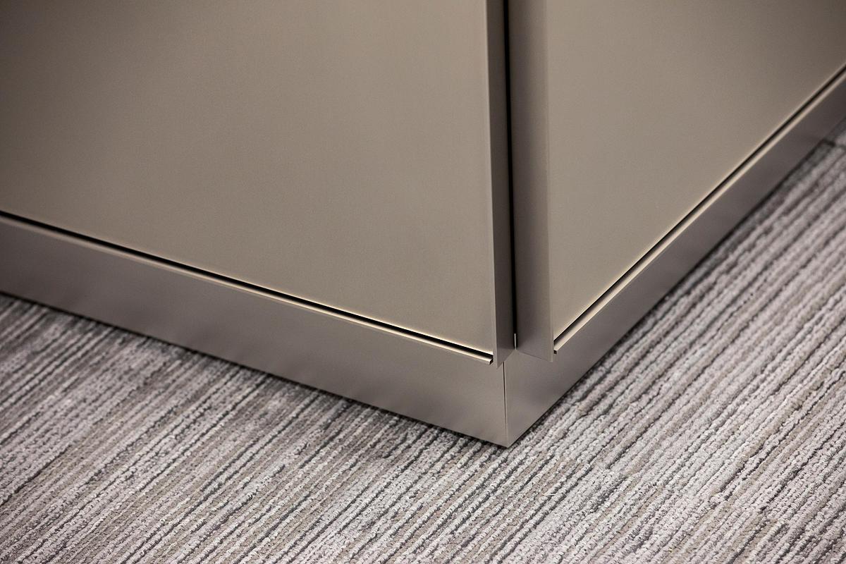 FSRT634 Коридор верхнего уровня с градиентным стеклом vivigraphix в конфигурации обзора с промежуточным слоем с парообразным рисунком и стандартной отделкой; система выравнивания стен с панелями из вивихромного хромового стекла в отражающей конфигурации с Forms-surfaces  - Вид №22