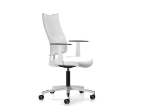 Офисное кресло с сетчатыми колесами и подлокотниками с 5 спицами