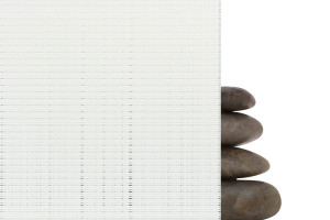 FSRT309 Стекло Vivigraphix graphica показано в конфигурации отражения с прослойкой в ​​виде центенового узора в белом цвете и стандартной отделкой Forms-surfaces