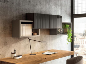 Подвесной книжный шкаф из дерева и стекла