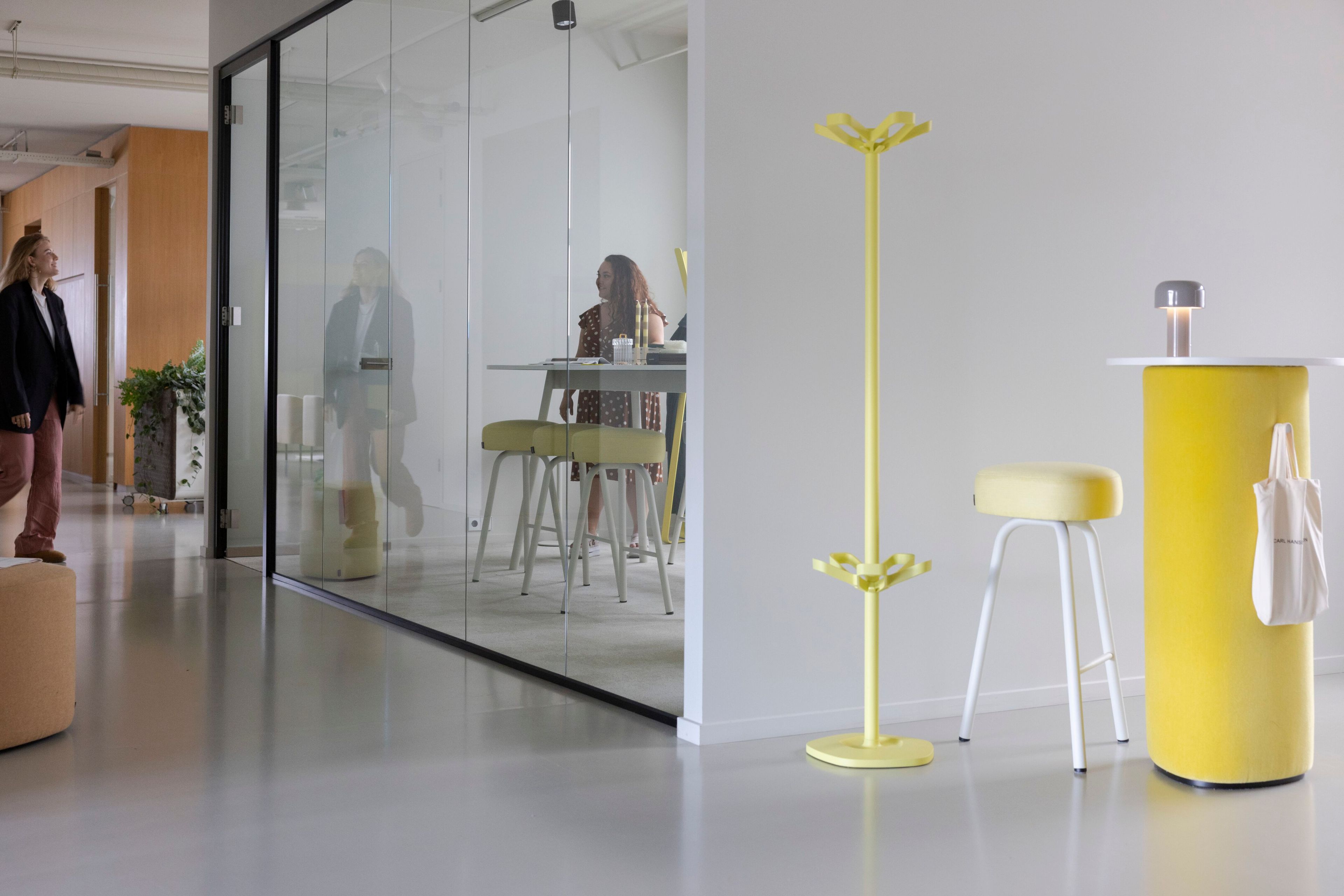 Высокий тканевый журнальный столик с деревянной столешницей Cascando Pully ARCH-00010986 - Вид №1