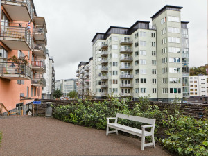 Деревянная скамья с подлокотниками