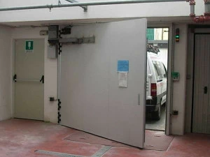 CARMEC Моторизованная противопожарная дверь гаража Portoni e cancelli