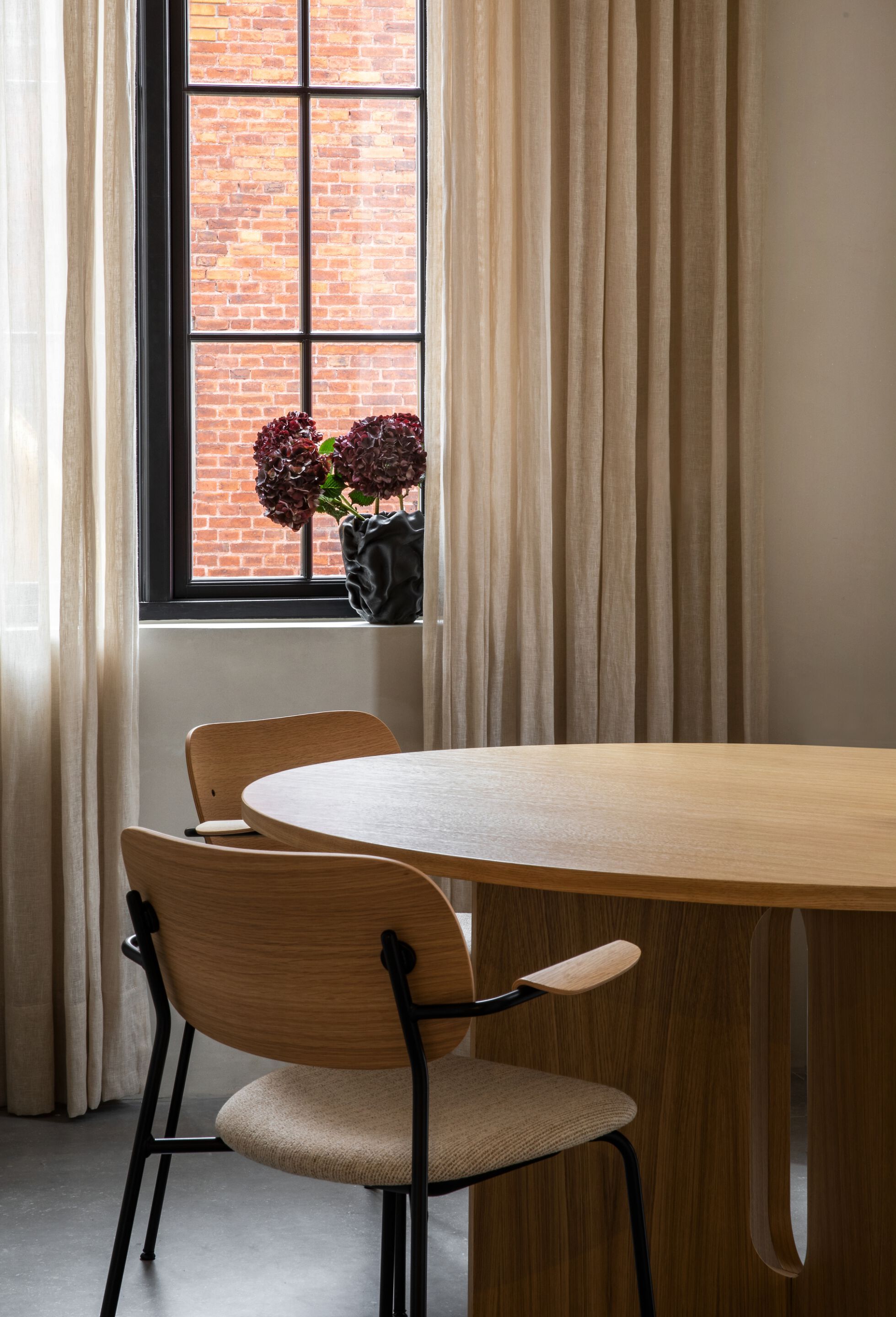 Круглый дубовый стол Audo Copenhagen Androgyne ARCH-00147411 - Вид №13