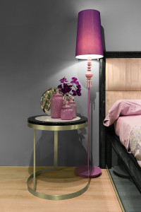 Высокий круглый мраморный журнальный столик