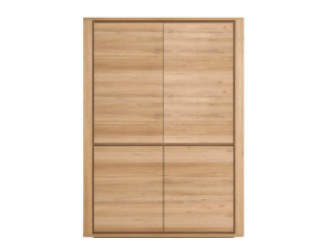 Шкаф из массива дерева с распашными дверцами