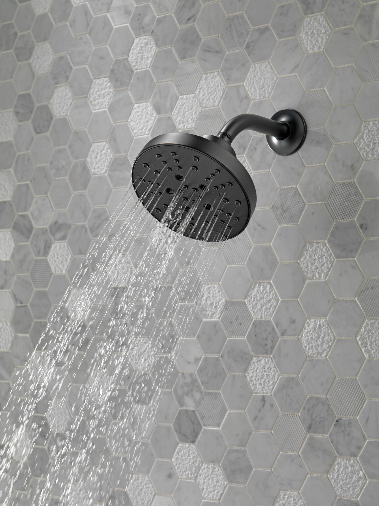 52668-BL H2Okinetic® Современная душевая лейка Raincan с 5 настройками Delta Faucet Universal Showering Матовый черный  - Вид №3