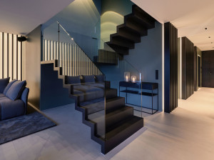 Лестница из дерева и стекла