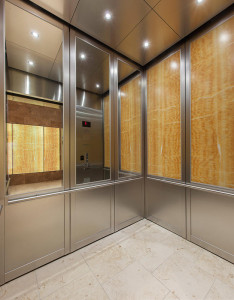 FSRT838 Интерьер лифта Levelc-2000n с верхними вставными панелями задней стенки из зеркального стекла; вставные панели верхней боковой стенки из медового оникса vivistone, отделка pearlex +; нижние вставные панели из нержавеющей стали, льняная отделка; ст