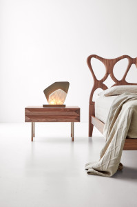 Прикроватная тумбочка из орехового дерева с ящиком