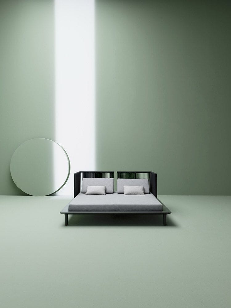 Садовая кровать из акриловой и алюминиевой ткани Varaschin Sunmoon ARCH-00067857 - Вид №1