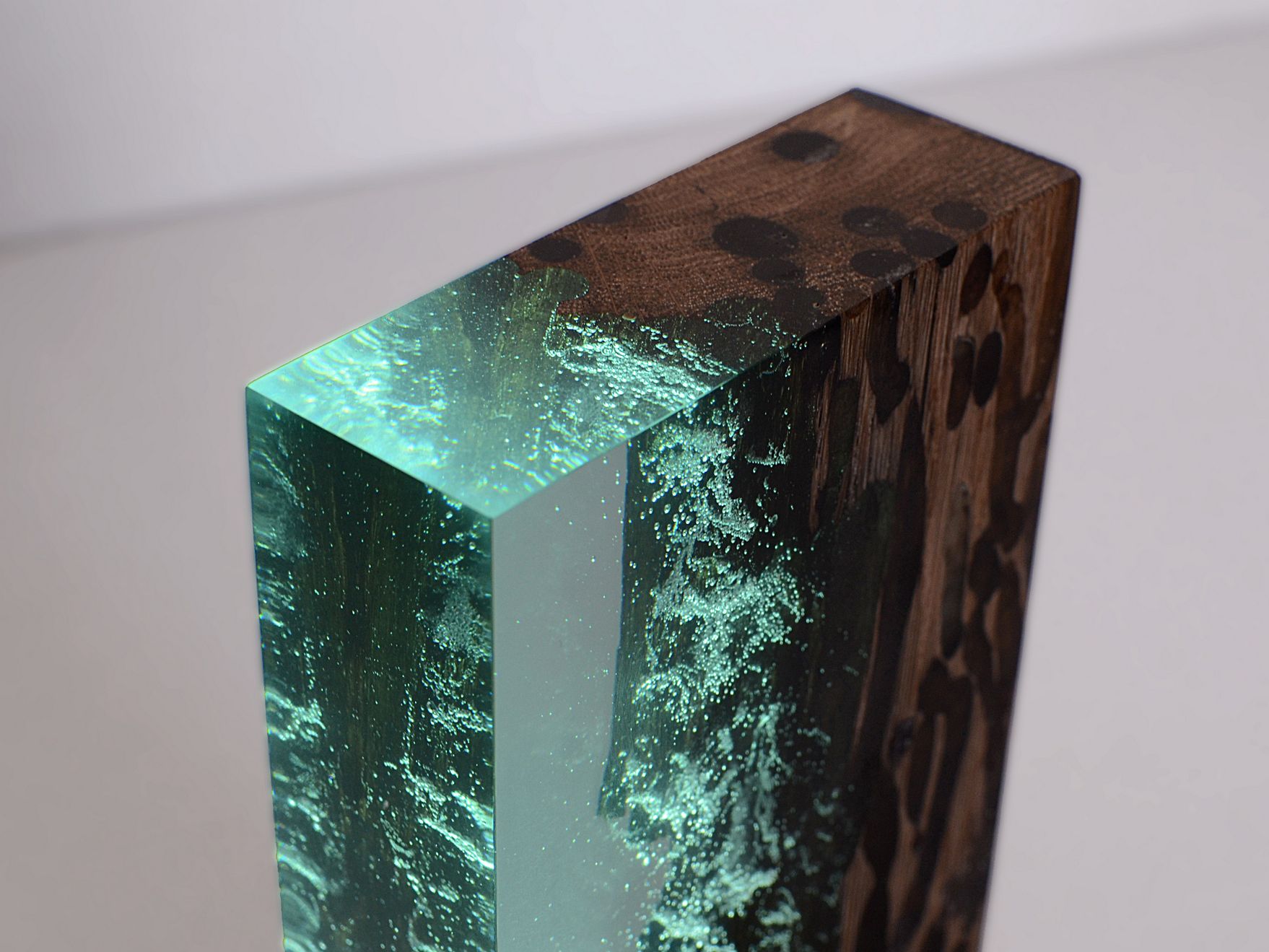 Светодиодная настольная лампа из дуба и смолы alcarol Bricola ARCH-00130784 - Вид №8