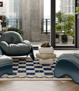 Низкий журнальный столик из лакированного дерева и кожаная подушка