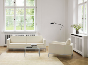 Кожаное кресло с подлокотниками