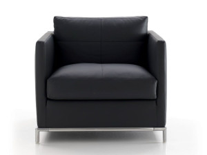 Кожаное кресло с подлокотниками