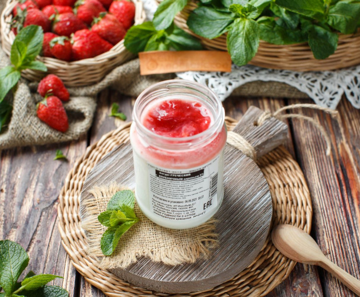 5902 Йогурт греческий 5% с клубничным вареньем Вкусляндия 