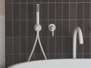 Настенный смеситель для ванны с ручным душем