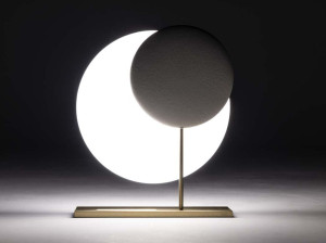 Латунная настольная лампа с кожаными деталями