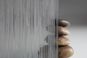 FSRT420 Стекло Vivistrata слоями показано в конфигурации вида с рисунком перенапряжения в белом цвете  Forms-surfaces 