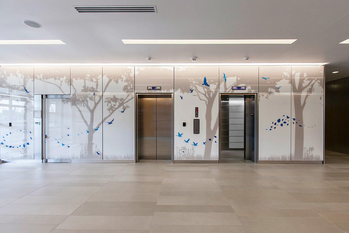 FSRT679 Система облицовки стен Levele с плавающими панелями из нержавеющей стали, отделка туманом, в биомедицинском центре университета чикаго, чикаго, иллинойс Forms-surfaces  - Вид №16