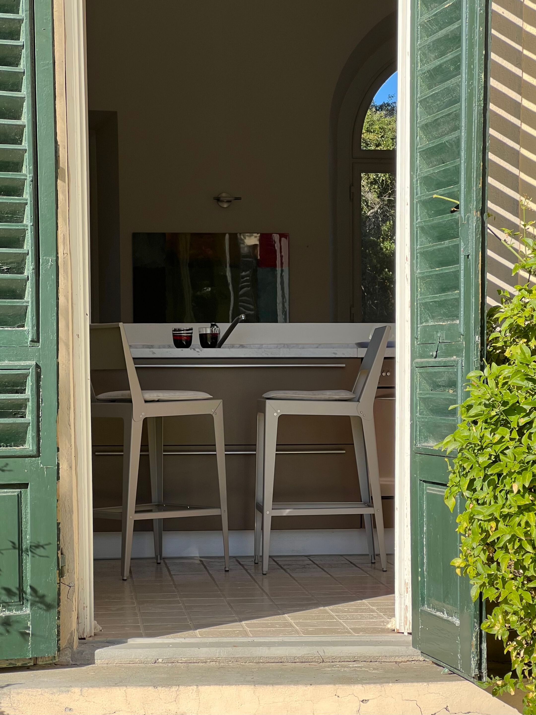 Высокий стул из листового металла с подставкой для ног EPÒNIMO Alu ARCH-00082033 - Вид №7