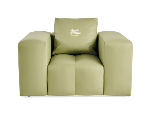 Тканевое кресло с подлокотниками