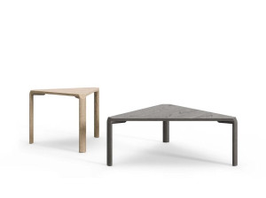 Деревянный треугольный журнальный столик