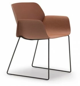 Andreu World Пластиковый садовый стул с подлокотниками Nuez outdoor