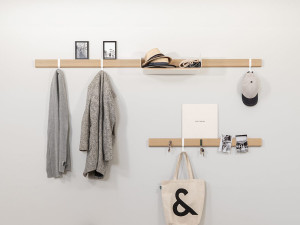 Деревянная настенная вешалка