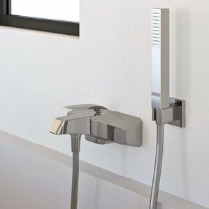 1970 1 O2 Смеситель для ванны настенный с ручным душем цвет хром.