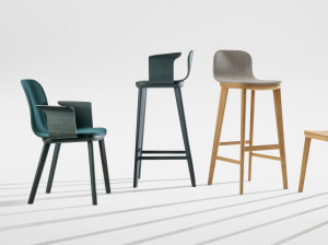 Мягкий стул с подлокотниками