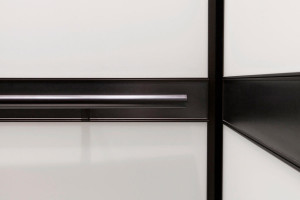 FSRT762 Интерьер лифта Levele-105 с основными панелями из вивихромного хромового стекла с белой прослойкой и отделкой opalex; панели перил из плавленого графита с отделкой из песчаника; круглые поручни из бронзы, натертой маслом, в здании Brandywine, Уилм