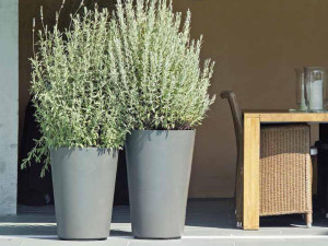 Бетонный высокий садовый горшок