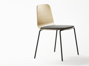 Деревянный стул с мягким сиденьем