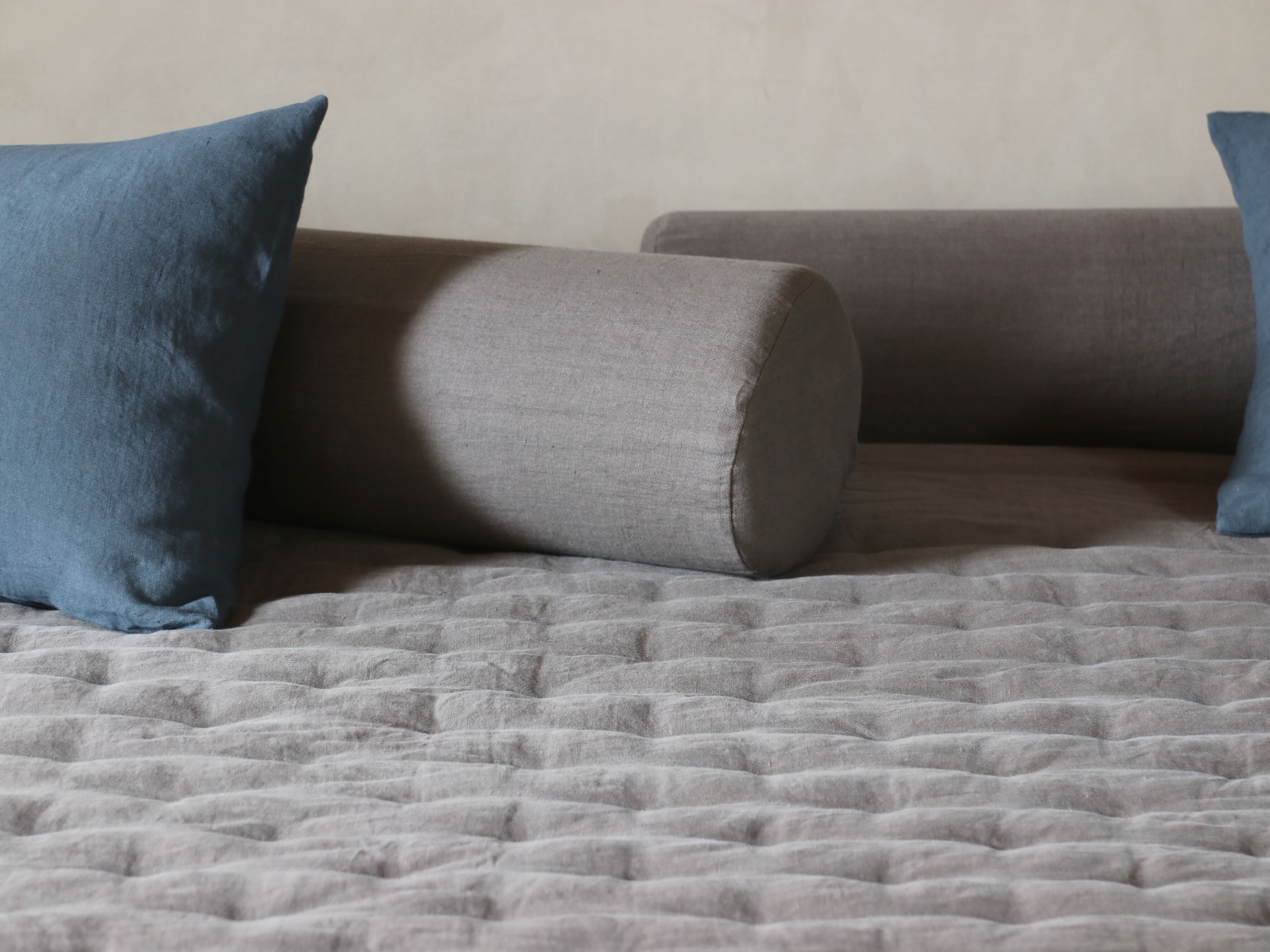 Льняная цилиндрическая подушка Once Milano Plain Linen ARCH-00008458