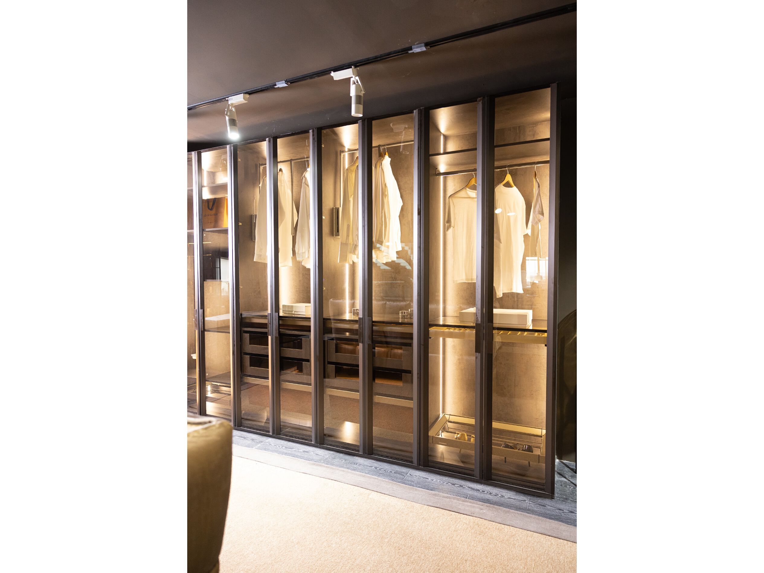 Деревянный и стеклянный шкаф ABLE KENDALL ARCH-00086015