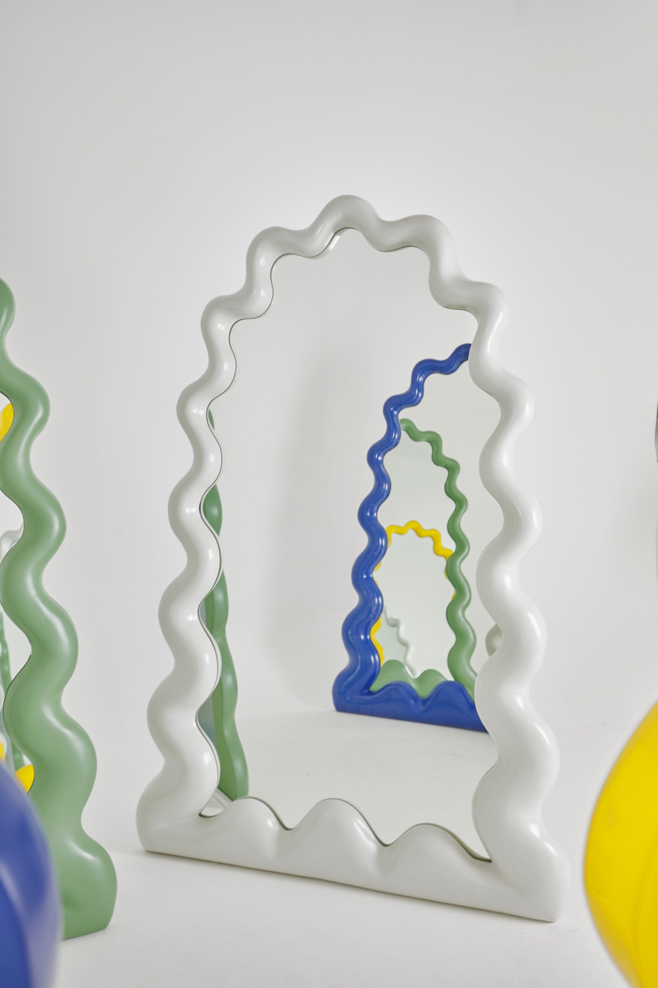 Напольное зеркало с рамкой из стекловолокна Movimento Gallery Joy Valdez ARCH-00091554 - Вид №1