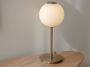 Металлическая настольная лампа