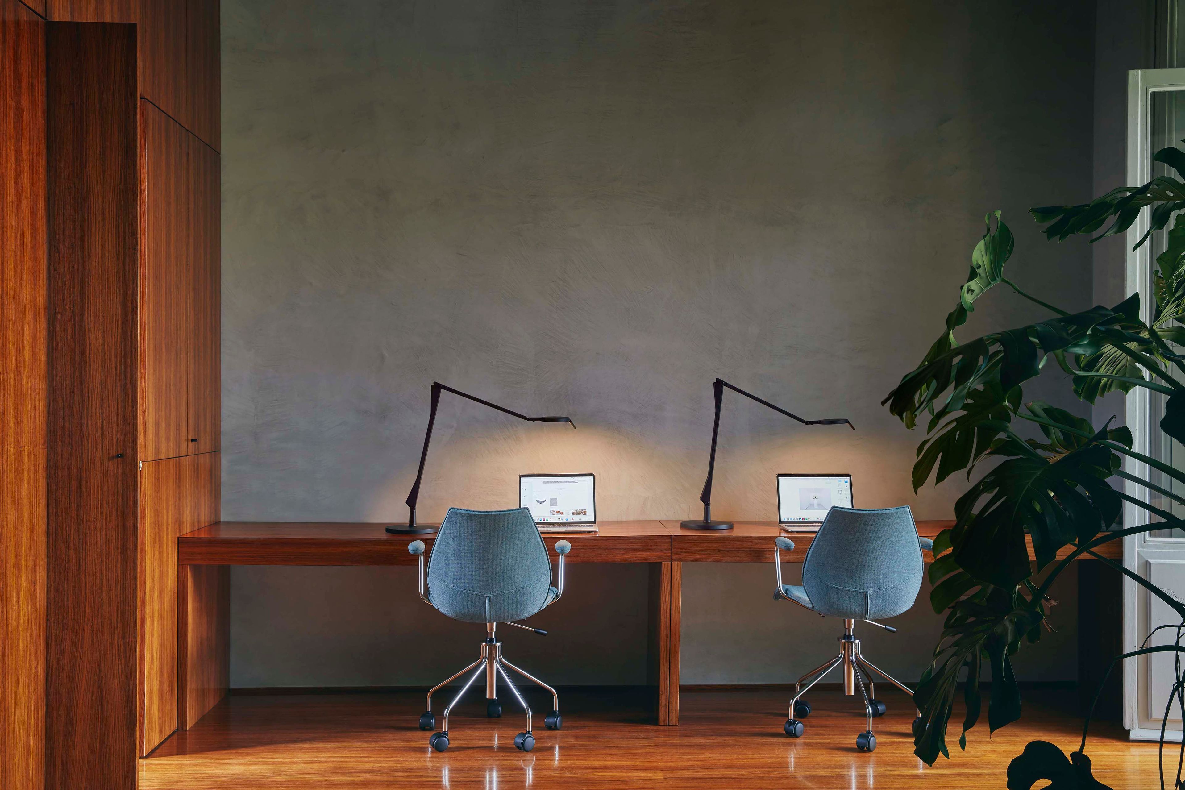 Поворотный операционный стул из Trevira® CS с подлокотниками Kartell MAUI SOFT ARCH-00151571 - Вид №1