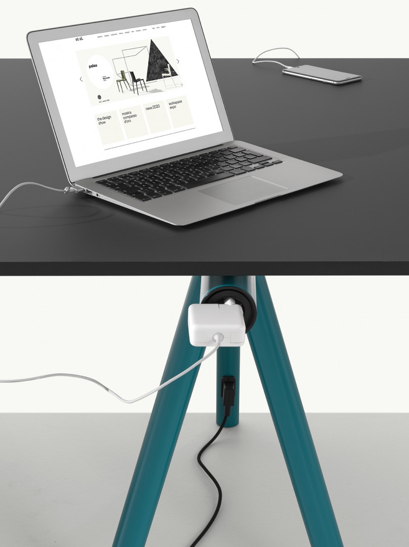 Harvey 1130 2 мольберта из стальных труб с опорой для крепления столешницы из литого алюминия и резиновыми подушечками. Каждый мольберт оснащен 1 розеткой Schuko и 2 разъемами USB. Et al. Harvey - Вид №9