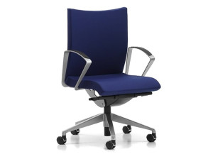 Офисное кресло из ткани с колесами и подлокотниками с 5 спицами