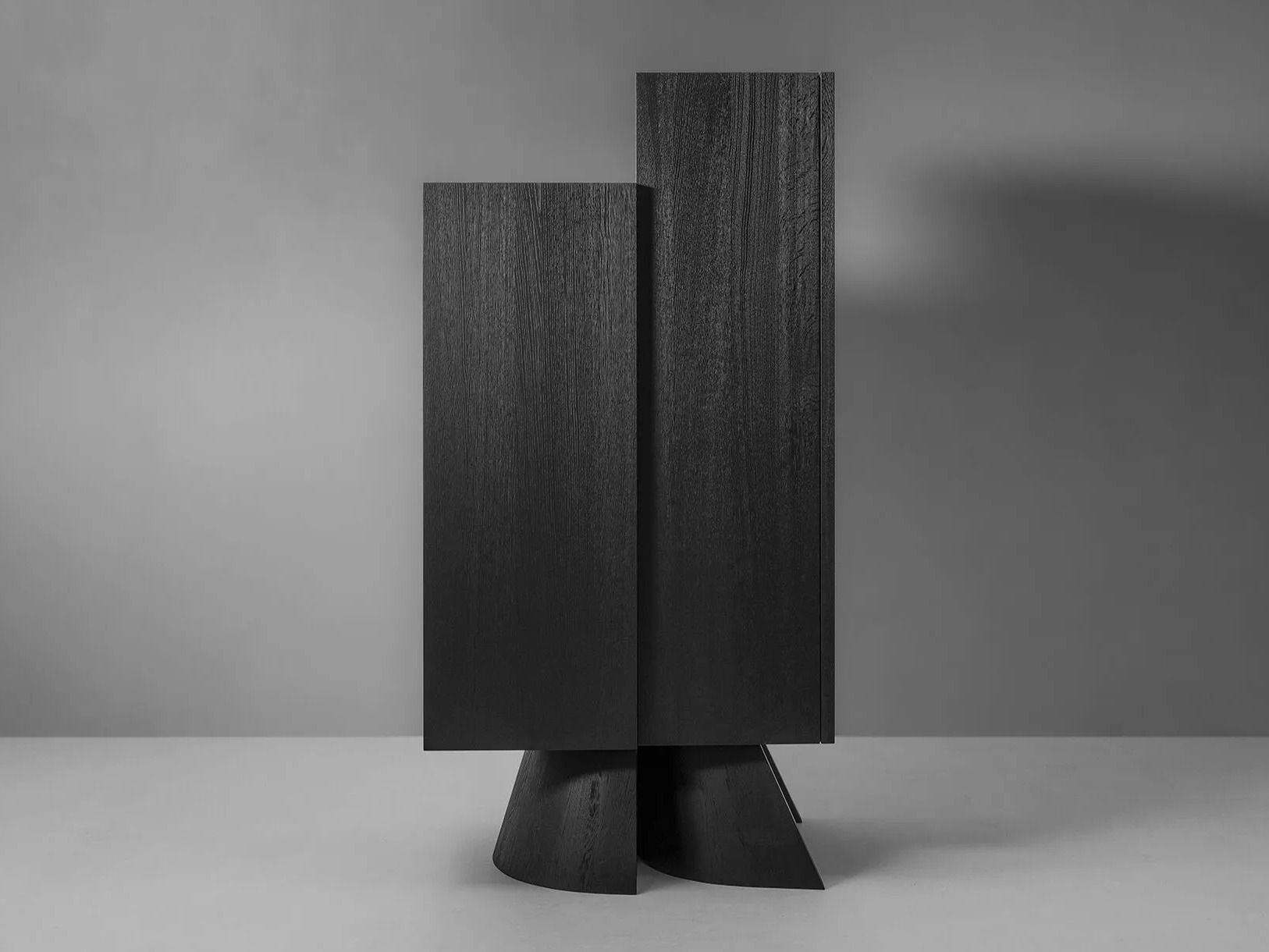 Шкаф из дуба с распашными дверцами Van Rossum Got ARCH-00054521