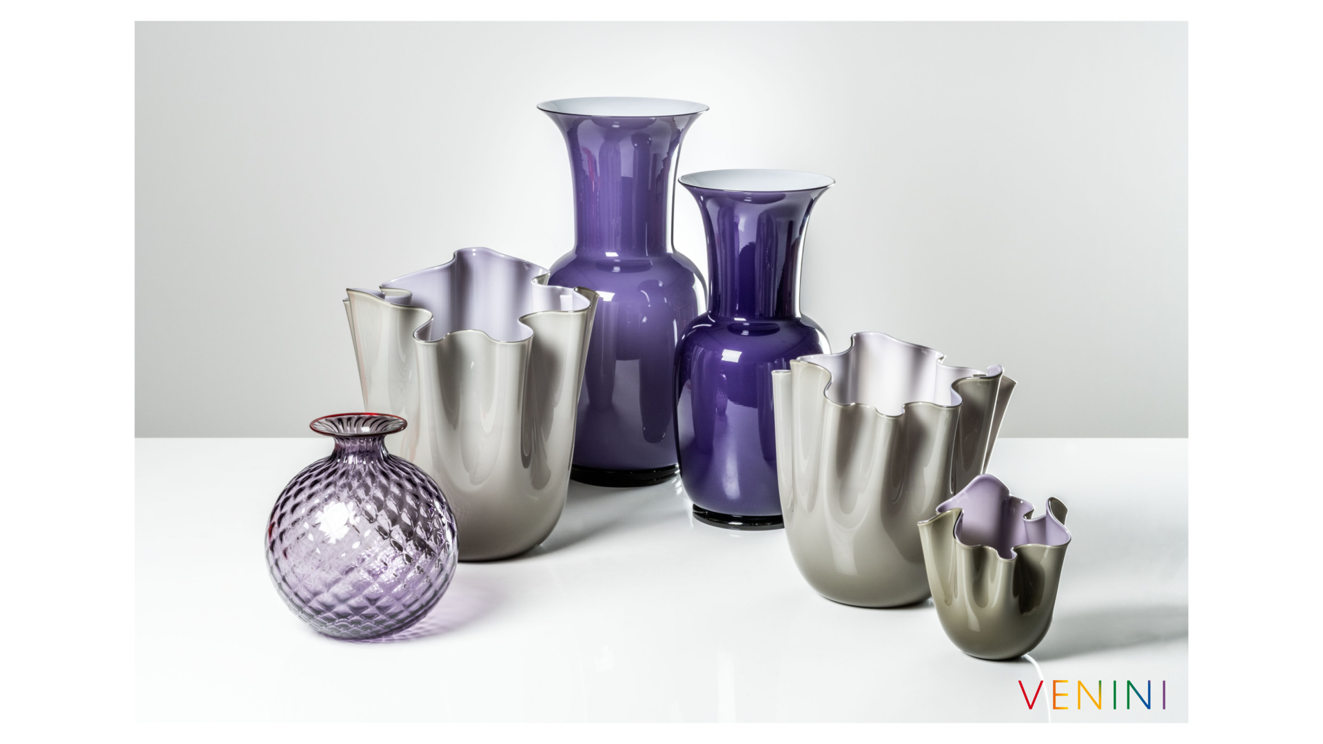 10640942 VENINI Ваза Venini "Фаццолетто Опалино" 31х23см (Фульвио Бьянкони, Паоло Венини), 1948г (серая, индиго) Стекло  - Вид №1