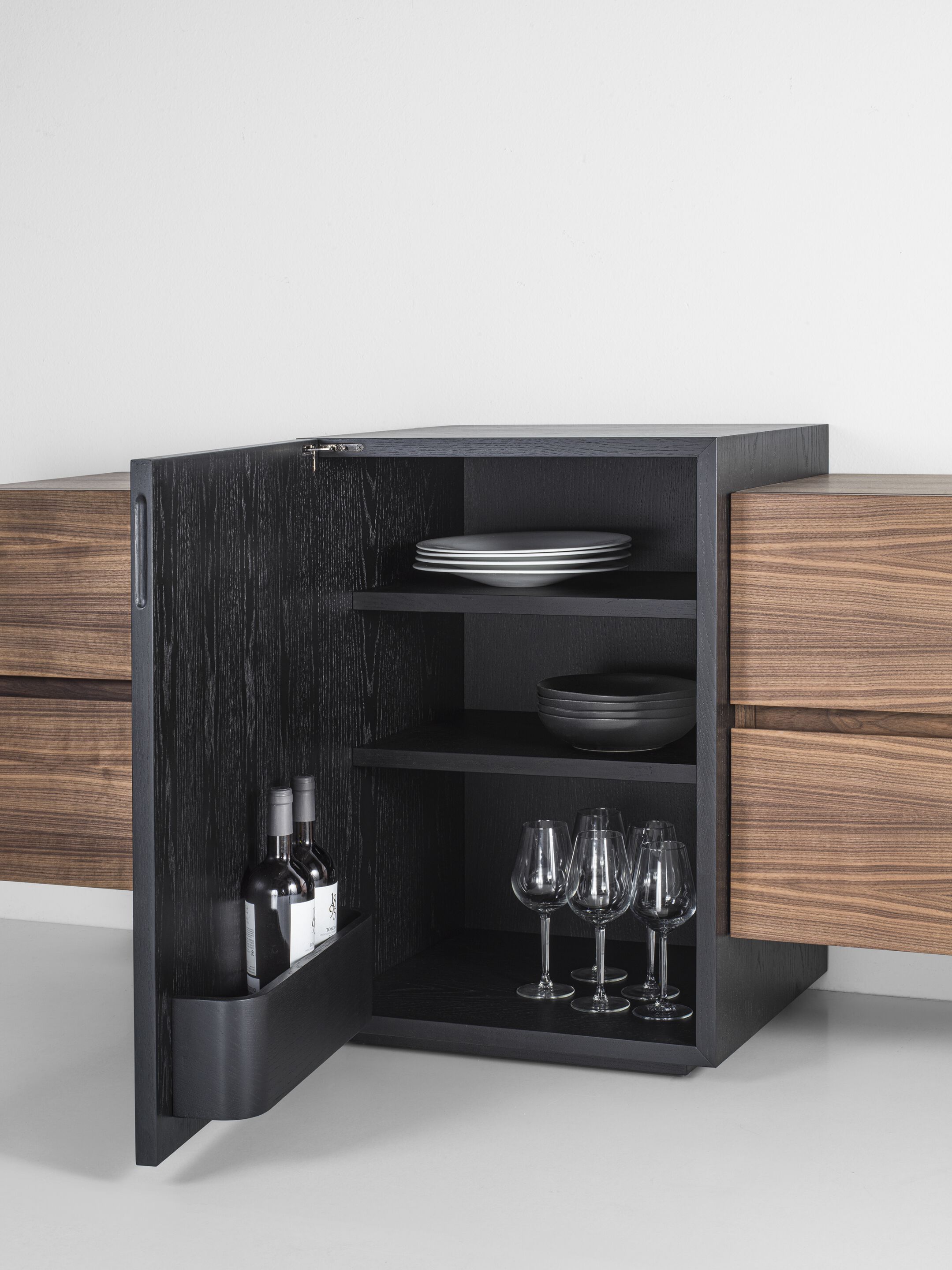 Шкаф из массива дерева с распашными дверцами и ящиками Riva 1920 APARADOX ARCH-00107281 - Вид №4