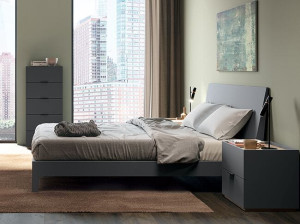 Деревянная двуспальная кровать