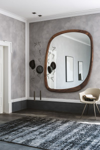 Настенное зеркало в рамке