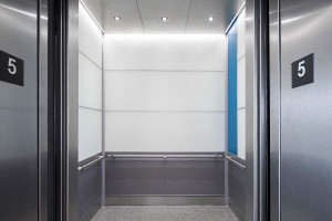 FSRT739 Интерьер лифта Levele-104 с индивидуальной компоновкой панелей; панели захвата из стекла vivichrome chromis с белой прослойкой и покрытием opalex, стекла vivichrome chromis с прослойкой индивидуального цвета и отделкой opalex, клееного алюминия с Forms-surfaces 