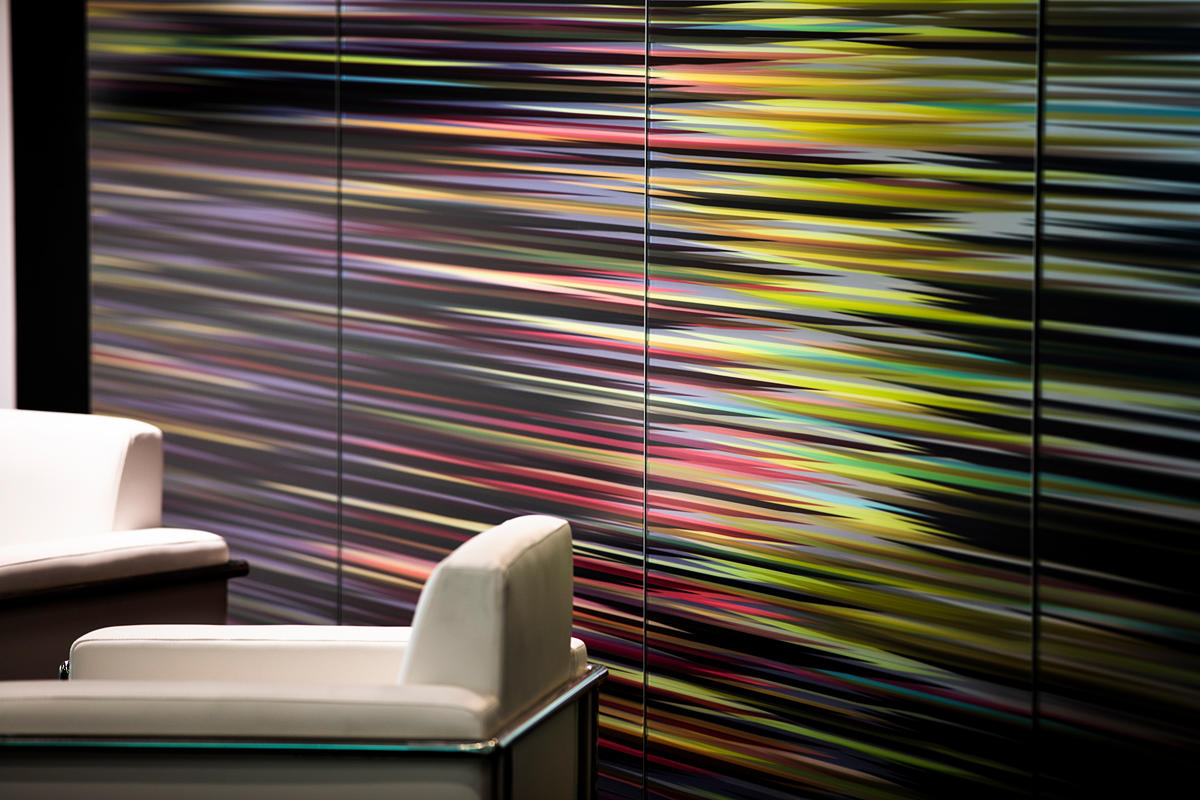 FSRT634 Коридор верхнего уровня с градиентным стеклом vivigraphix в конфигурации обзора с промежуточным слоем с парообразным рисунком и стандартной отделкой; система выравнивания стен с панелями из вивихромного хромового стекла в отражающей конфигурации с Forms-surfaces  - Вид №12